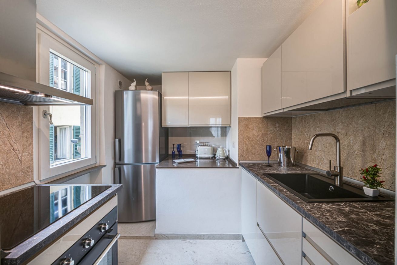 Kühlschrank, Mikrowelle, Ofen, Geschirrspüler
