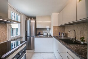 Frigorífico, microondas, horno y lavavajillas