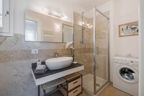 Een douche, een haardroger, een bidet, handdoeken