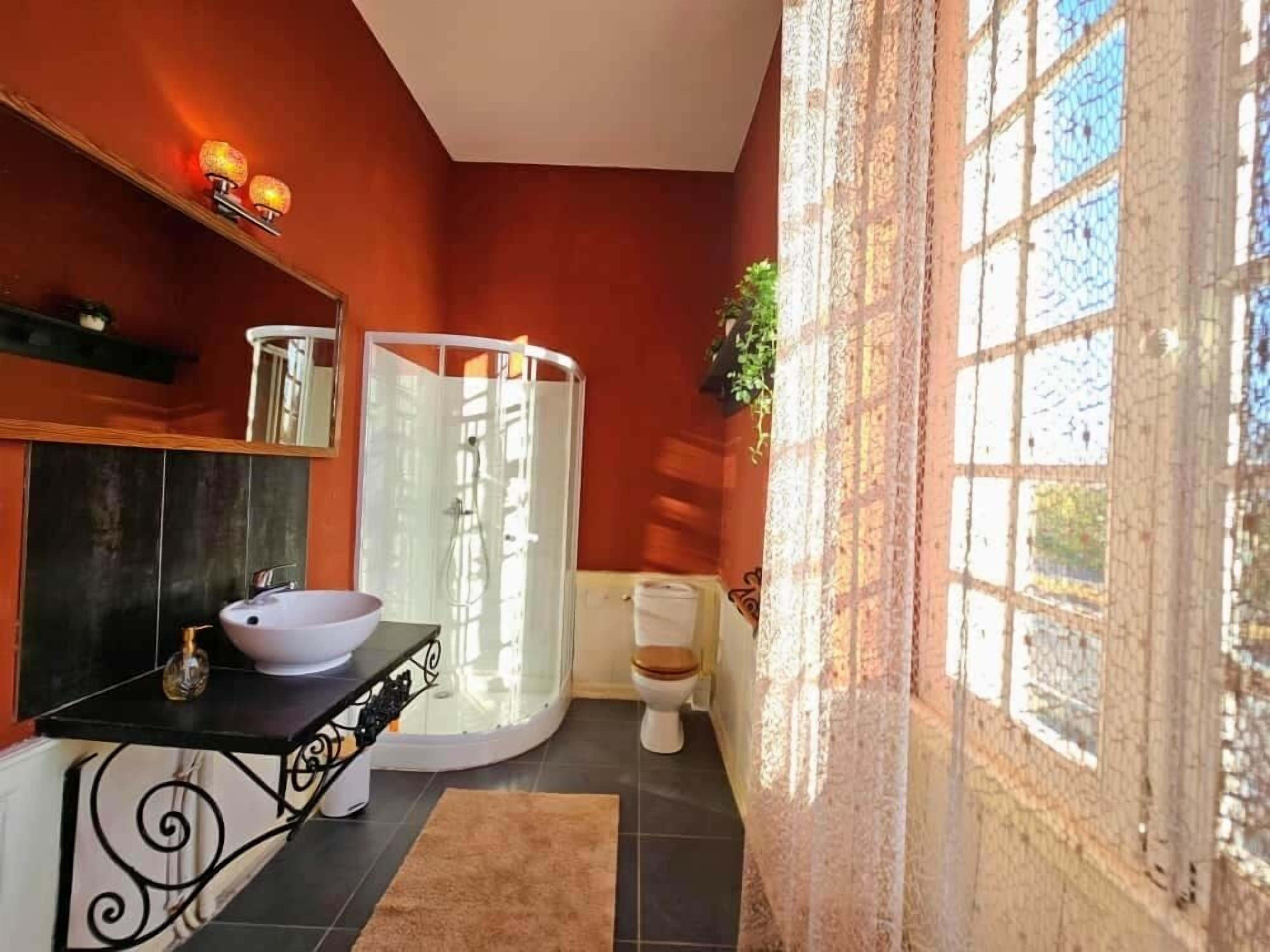 Secadora de cabello, toallas, jabón 