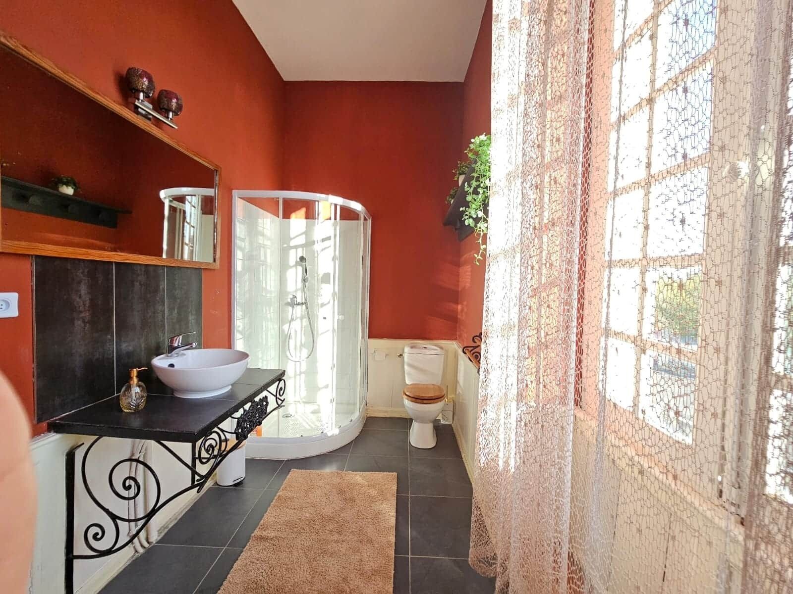 Een haardroger, handdoeken, zeep