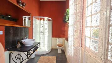 Een haardroger, handdoeken, zeep