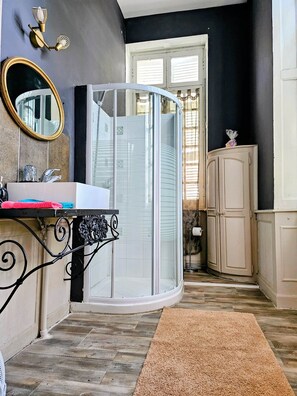 Hair dryer, towels - Suite Hermès (Vicq-d'Auribat)