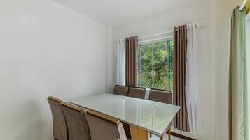 Basic Apartment | Dining