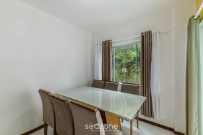 Basic Apartment | Dining