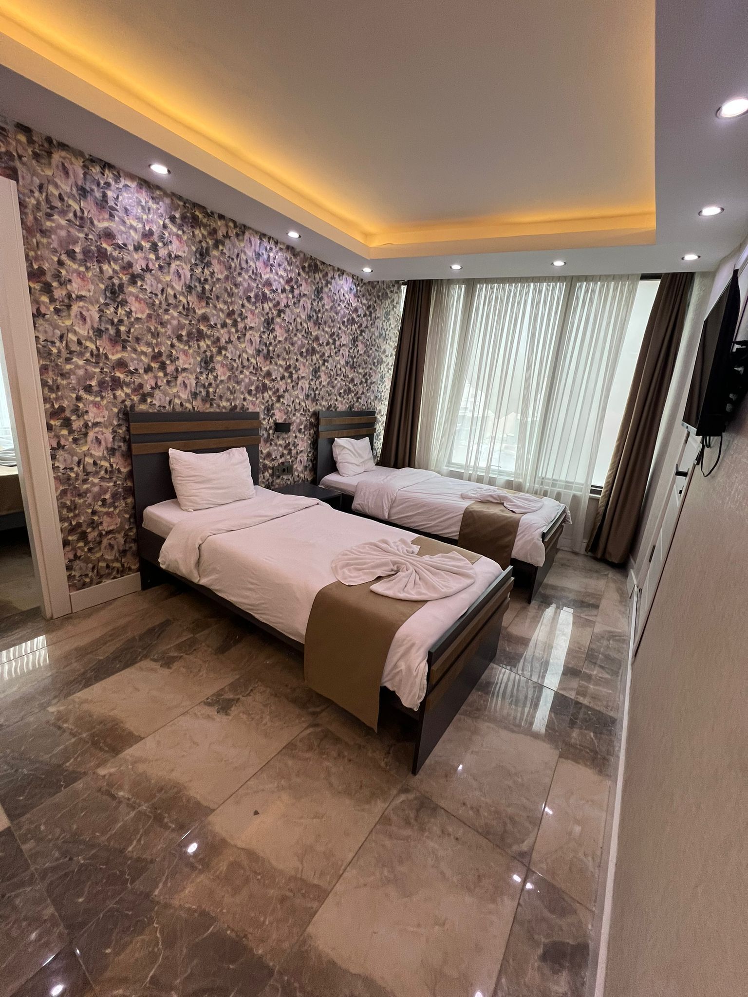 Elite Suite, 1 Bedroom | In-room safe, desk, laptop workspace, blackout drapes