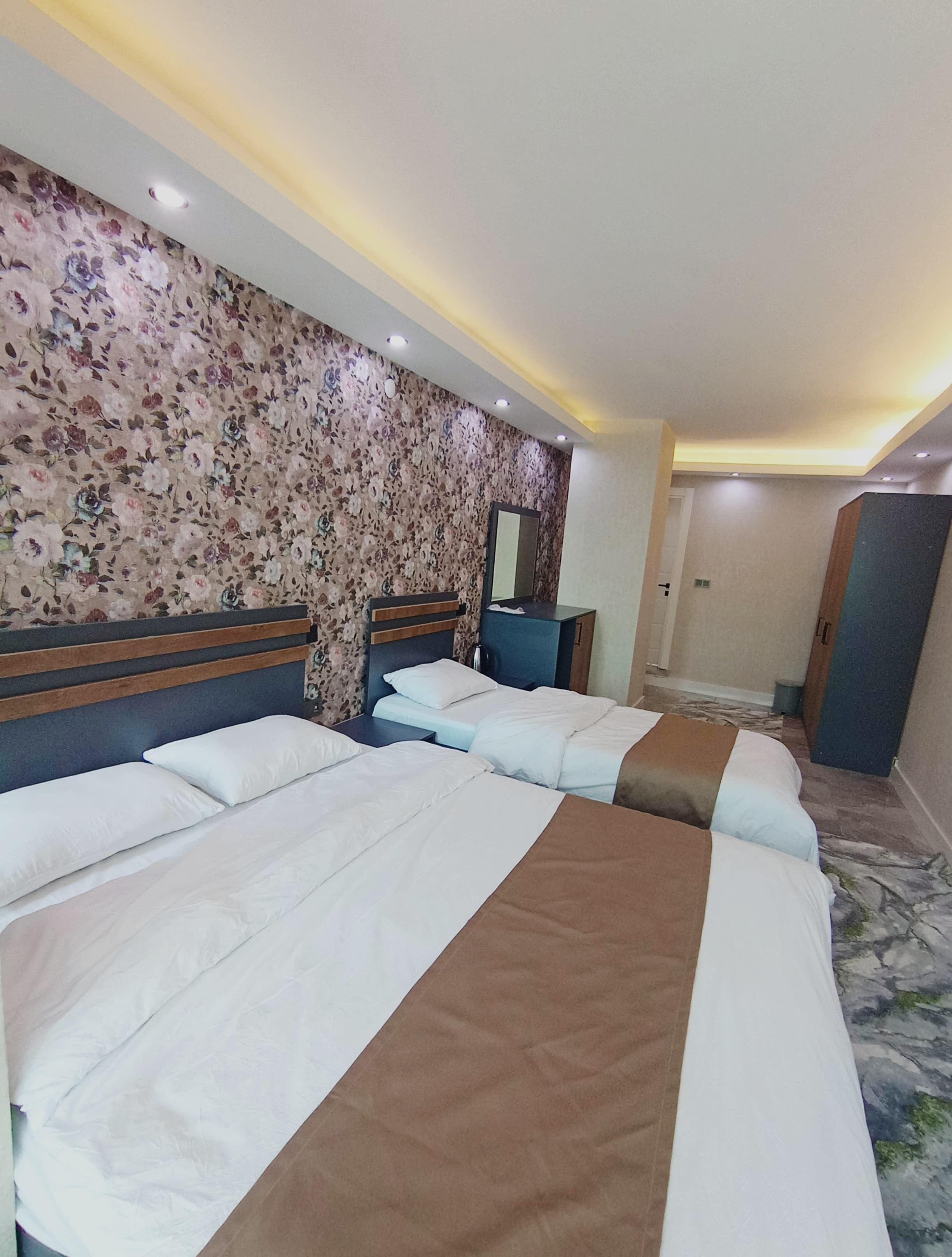 Caja de seguridad en la habitación y escritorio 