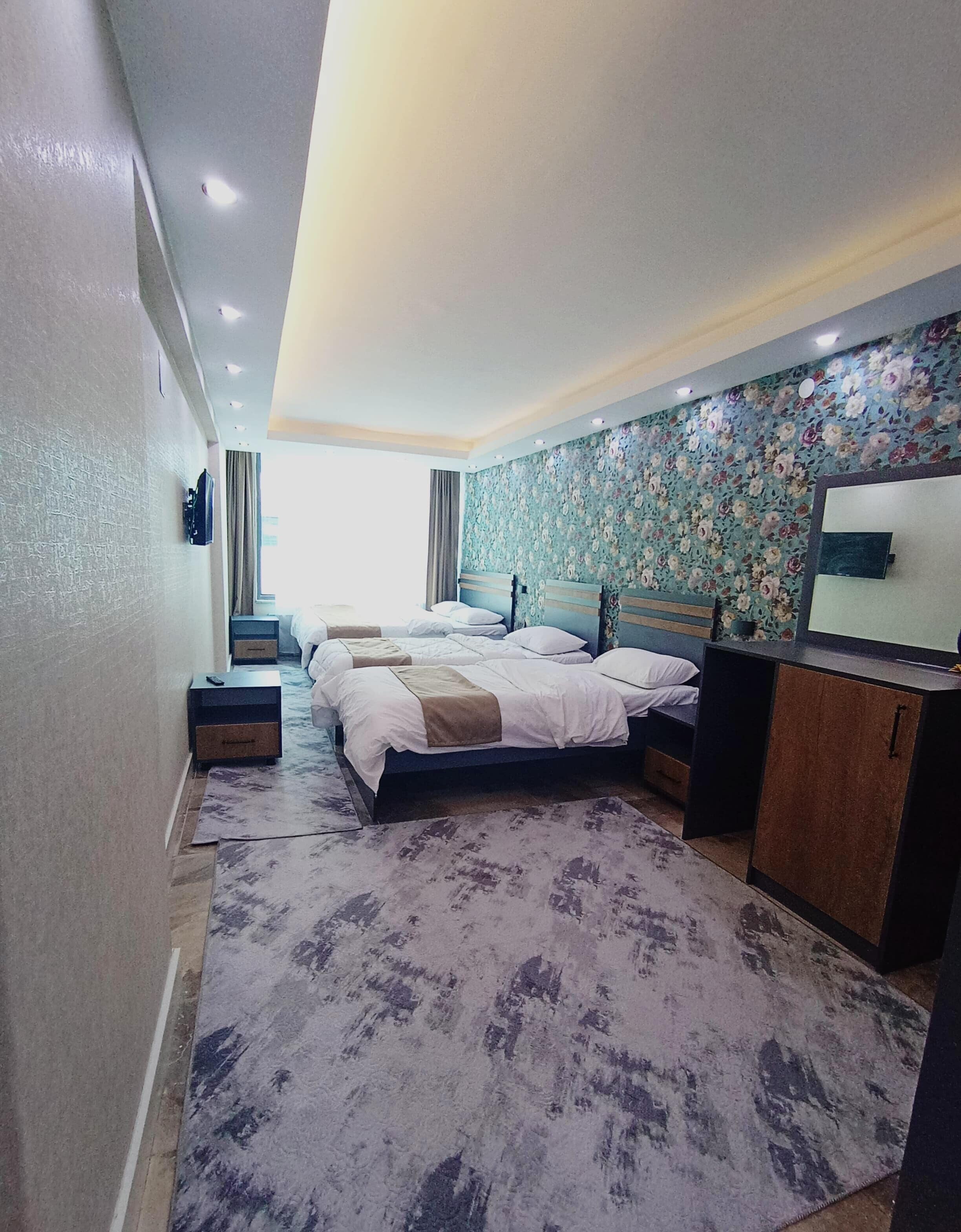 Habitación cuádruple estándar, vistas a la ciudad | Caja fuerte, escritorio, espacio para trabajar con un portátil