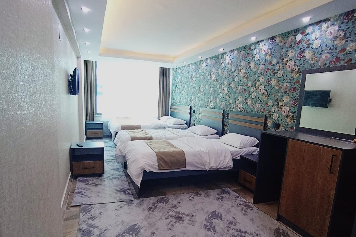 Standard-Vierbettzimmer, Stadtblick | Zimmersafe, Schreibtisch, laptopgeeigneter Arbeitsplatz