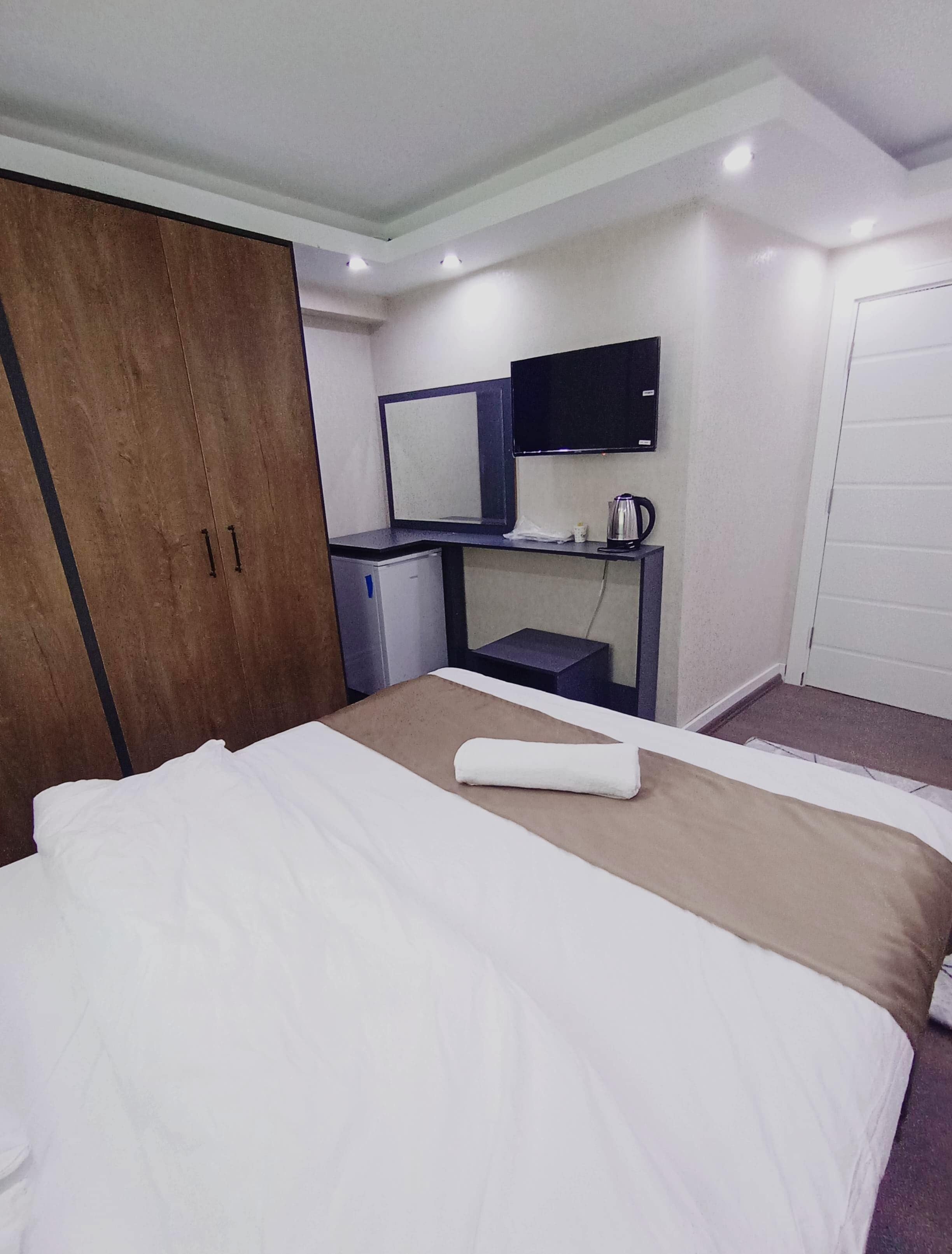 Habitación estándar doble, vistas a la ciudad | Caja fuerte, escritorio, espacio para trabajar con un portátil