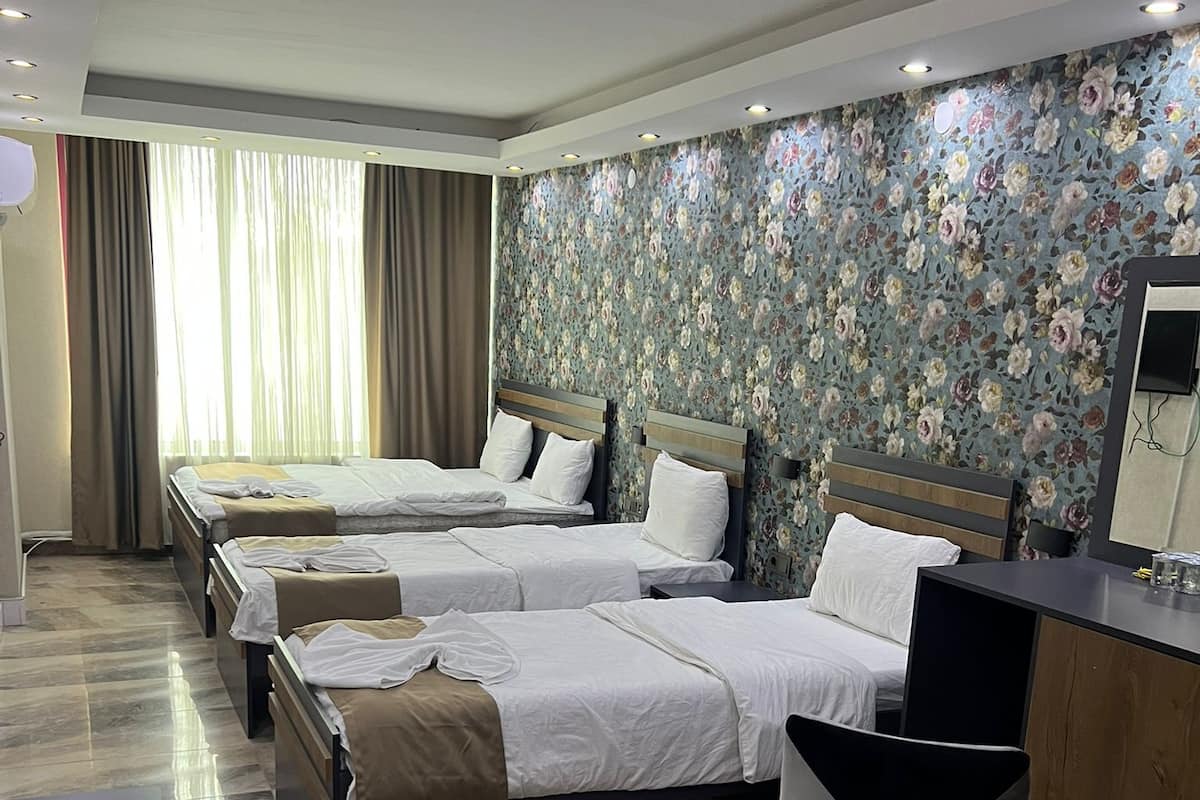 Standard fyrbäddsrum - utsikt mot staden | Värdeförvaringsskåp på rummet, skrivbord och arbetsyta för laptop