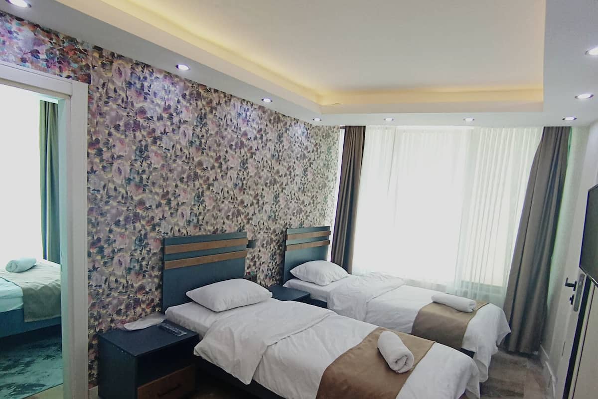 Standard-Suite, Stadtblick | Zimmersafe, Schreibtisch, laptopgeeigneter Arbeitsplatz