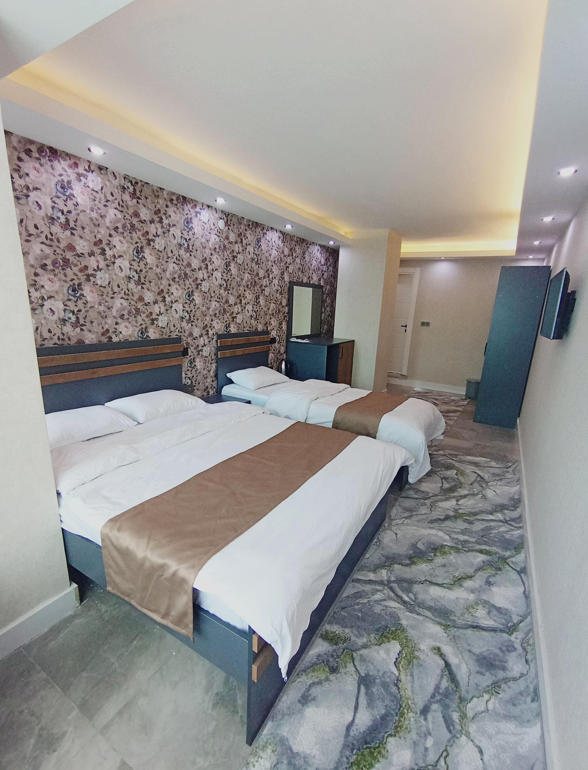 Habitación triple estándar, vistas a la ciudad | Caja fuerte, escritorio, espacio para trabajar con un portátil