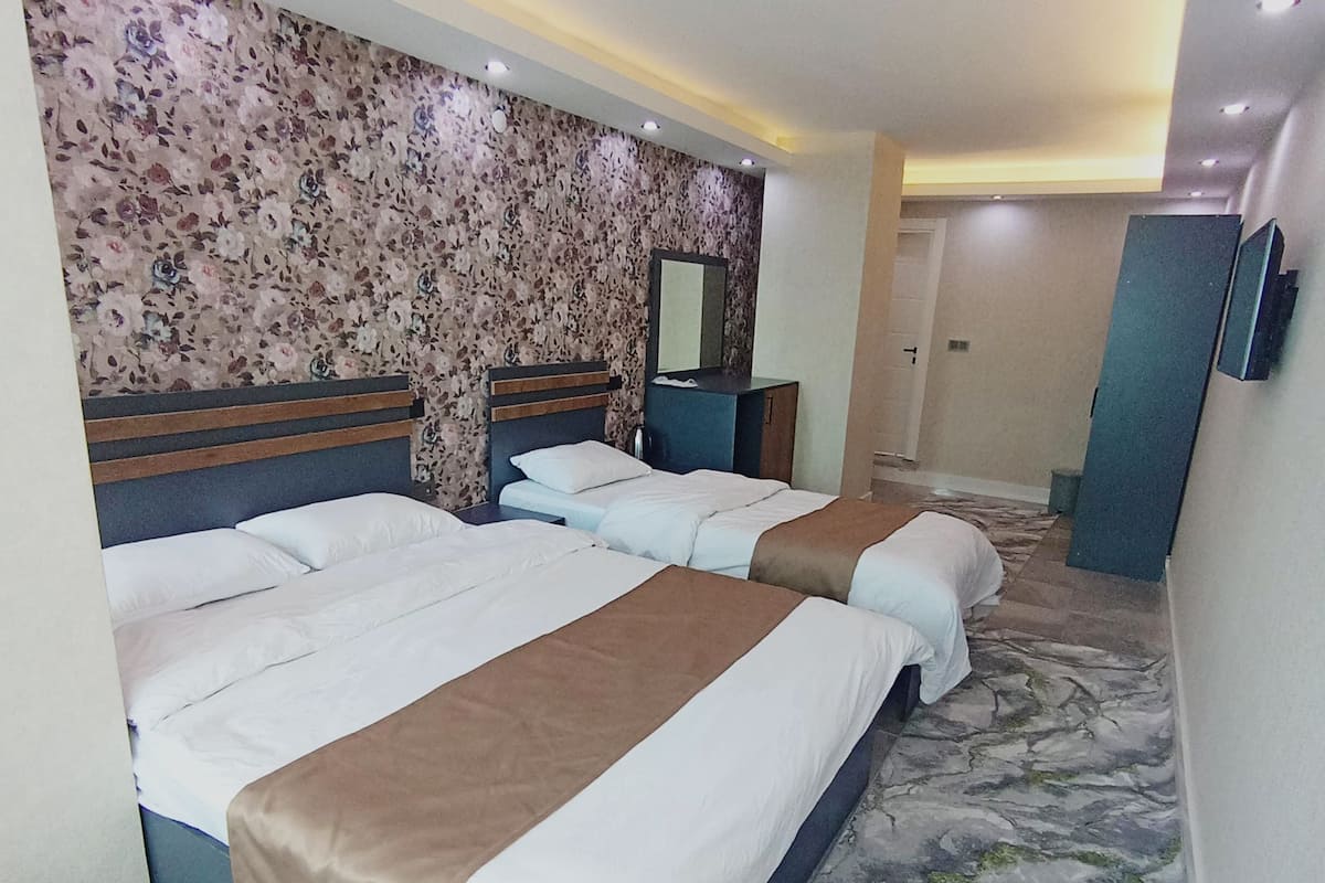 Standard-Dreibettzimmer, Stadtblick | Zimmersafe, Schreibtisch, laptopgeeigneter Arbeitsplatz