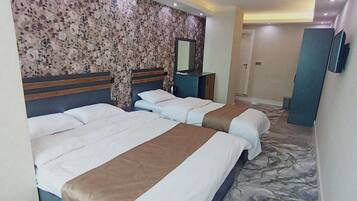 Standard-Dreibettzimmer, Stadtblick | Zimmersafe, Schreibtisch, laptopgeeigneter Arbeitsplatz