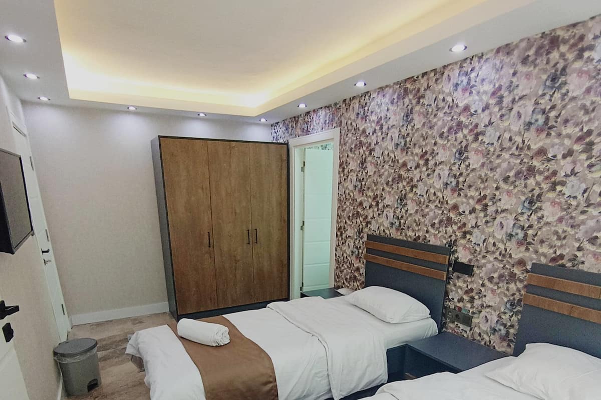 Suite estándar, vistas a la ciudad | Caja fuerte, escritorio, espacio para trabajar con un portátil