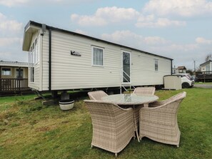 Outdoor dining - Woodland Way (Pentraeth)