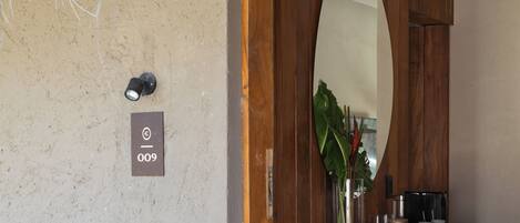 Bungalow Deluxe, vista parcial al mar | Interior