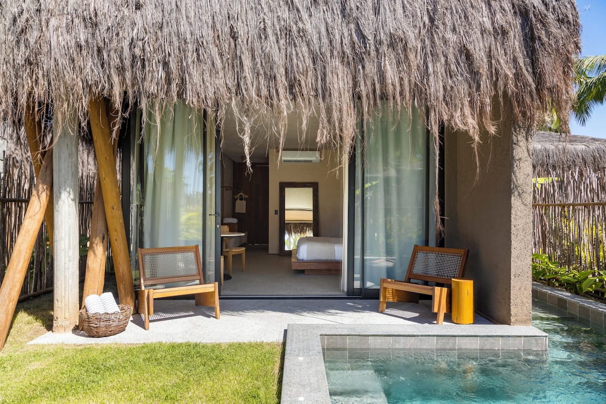 Deluxe Bungalow, Partial Sea View | Peti besi dalam bilik, meja, ruang kerja komputer riba 