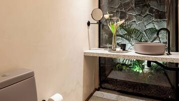 Bruser, gratis toiletartikler, hårtørrer, håndklæder