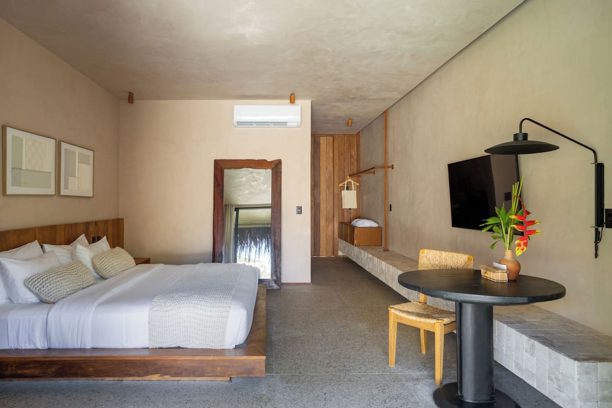 Deluxe Bungalow, Garden View | Peti besi dalam bilik, meja, ruang kerja komputer riba 