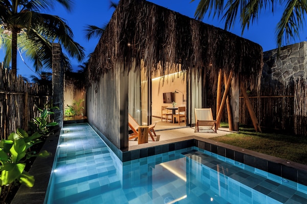 Värdeförvaringsskåp på rummet, skrivbord och arbetsyta för laptop