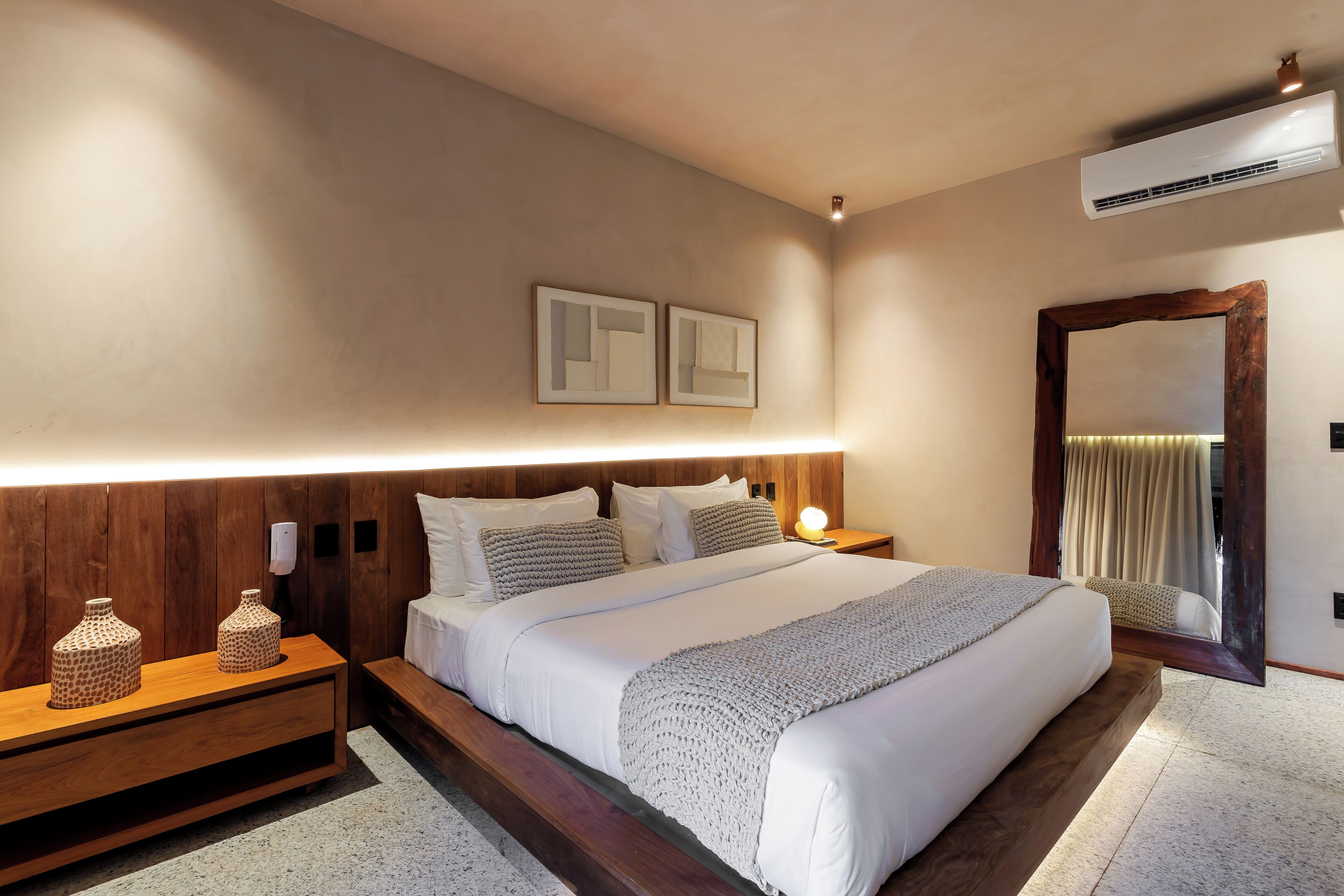 Bungalow Deluxe, vista al jardín | Caja de seguridad en la habitación y escritorio 