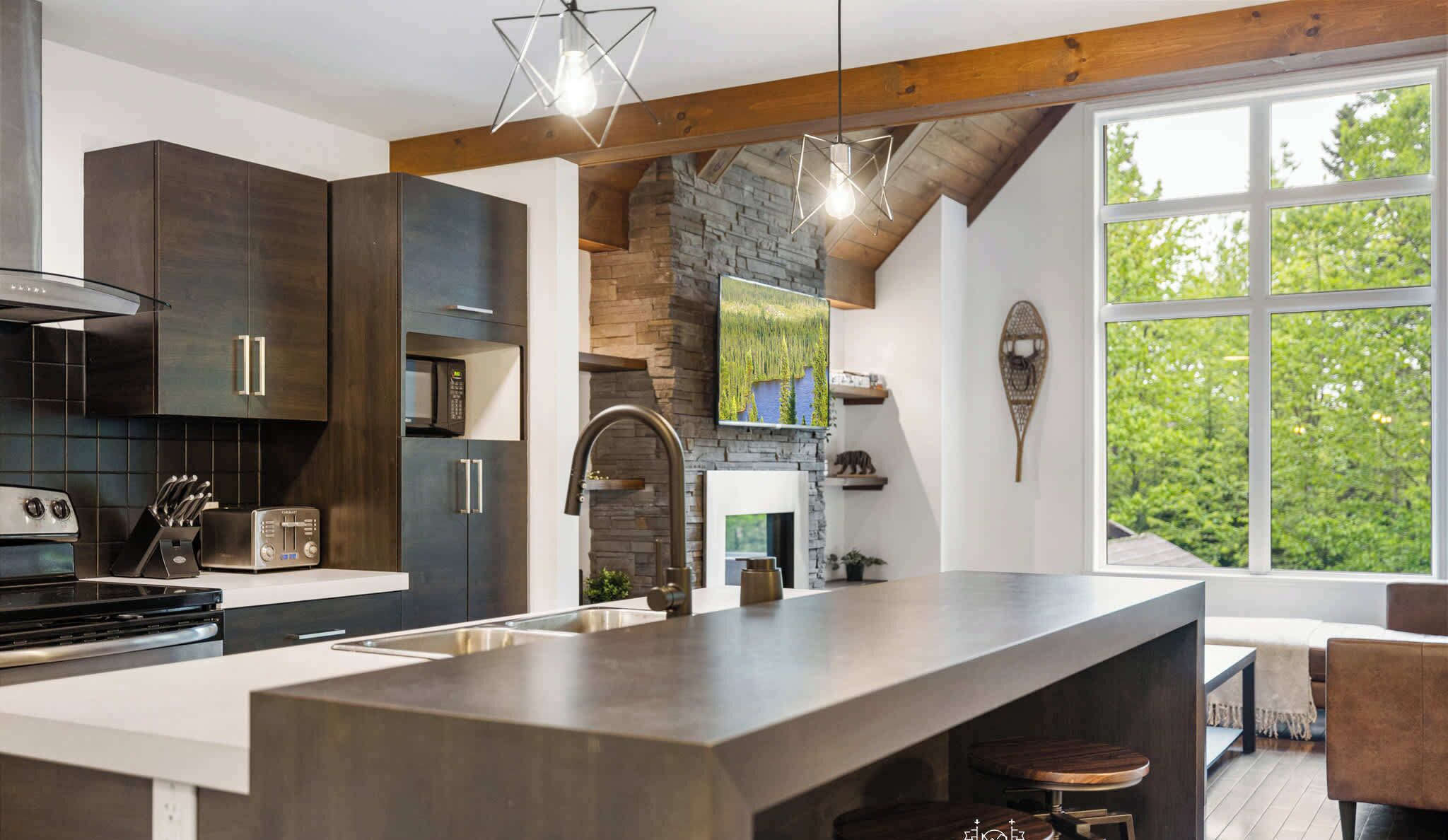 Jääkaappi, mikroaaltouuni, uuni, liesi