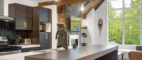 Jääkaappi, mikroaaltouuni, uuni, liesi