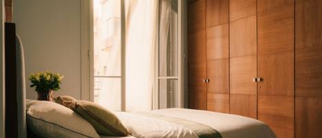 Departamento, 2 habitaciones, cocineta, vista a la ciudad | Wifi gratis y ropa de cama