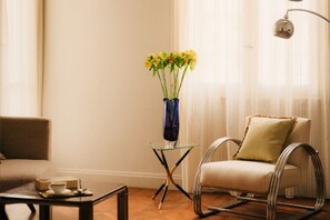 Apartment, 2 Bedrooms, Kitchenette, City View | Living area