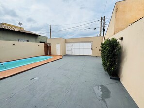 A residential area with a swimming pool, a garage, and a small garden. - Heated pool, air conditioning, Wi-Fi, near the park. (Olimpia)