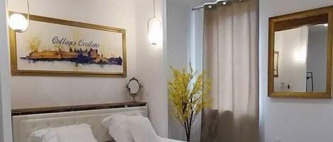 Deluxe-værelse | Pengeskab på værelset, mørklægningsgardiner, gratis Wi-Fi