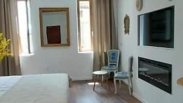 In-room safe, blackout drapes, free WiFi