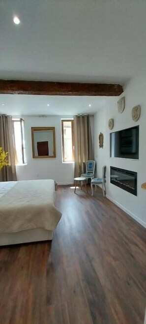 Caja de seguridad en la habitación, cortinas blackout y wifi gratis 