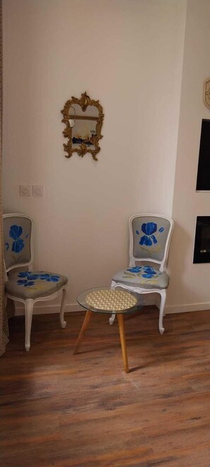 Deluxe Room | Living area