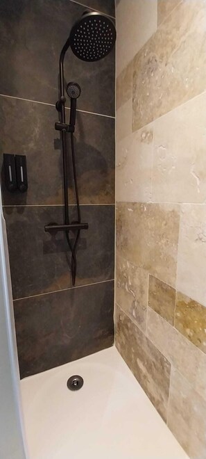 Deluxe Room | Bathroom