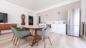 Kühlschrank, Ofen, Herdplatte, Wasserkocher mit Kaffee-/Teezubehör