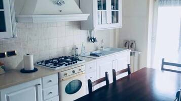 Fridge, oven, stovetop, coffee/tea maker