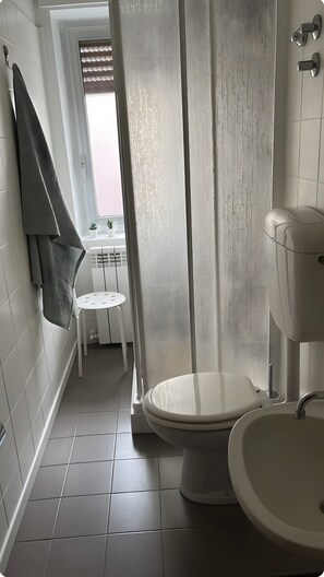 Shower, hair dryer, towels - Apartment 'Casa Vacanze Piazza Europa' with Balcony, Wi-Fi & Air Conditioning (Milazzo)