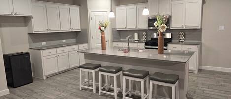 雪櫃、微波爐、焗爐、爐具