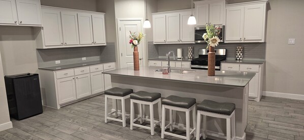 Réfrigérateur, micro-ondes, four, plaque de cuisson