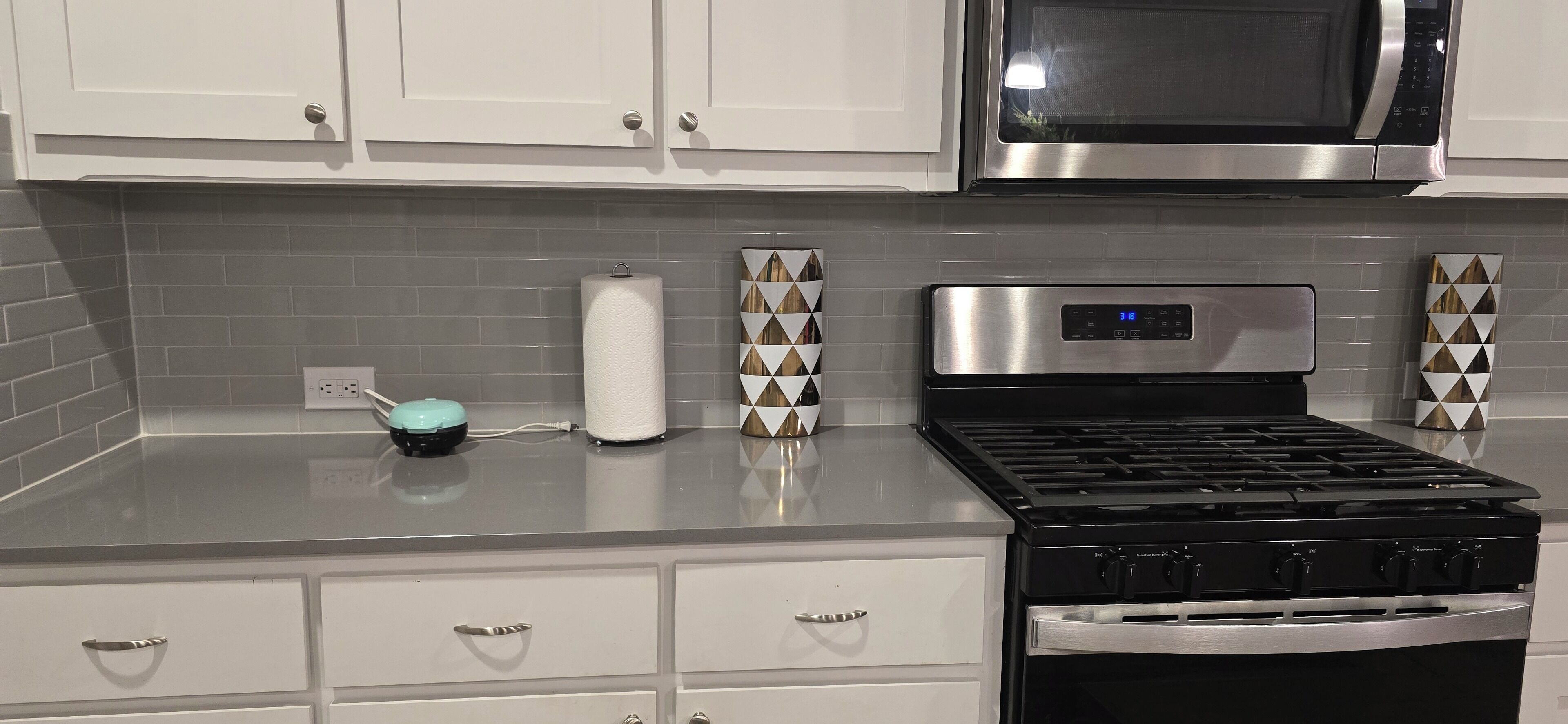 Refrigerador, microondas, horno y parrilla de estufa 