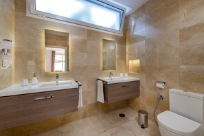 Dusche, Haartrockner, Bidet, Handtücher