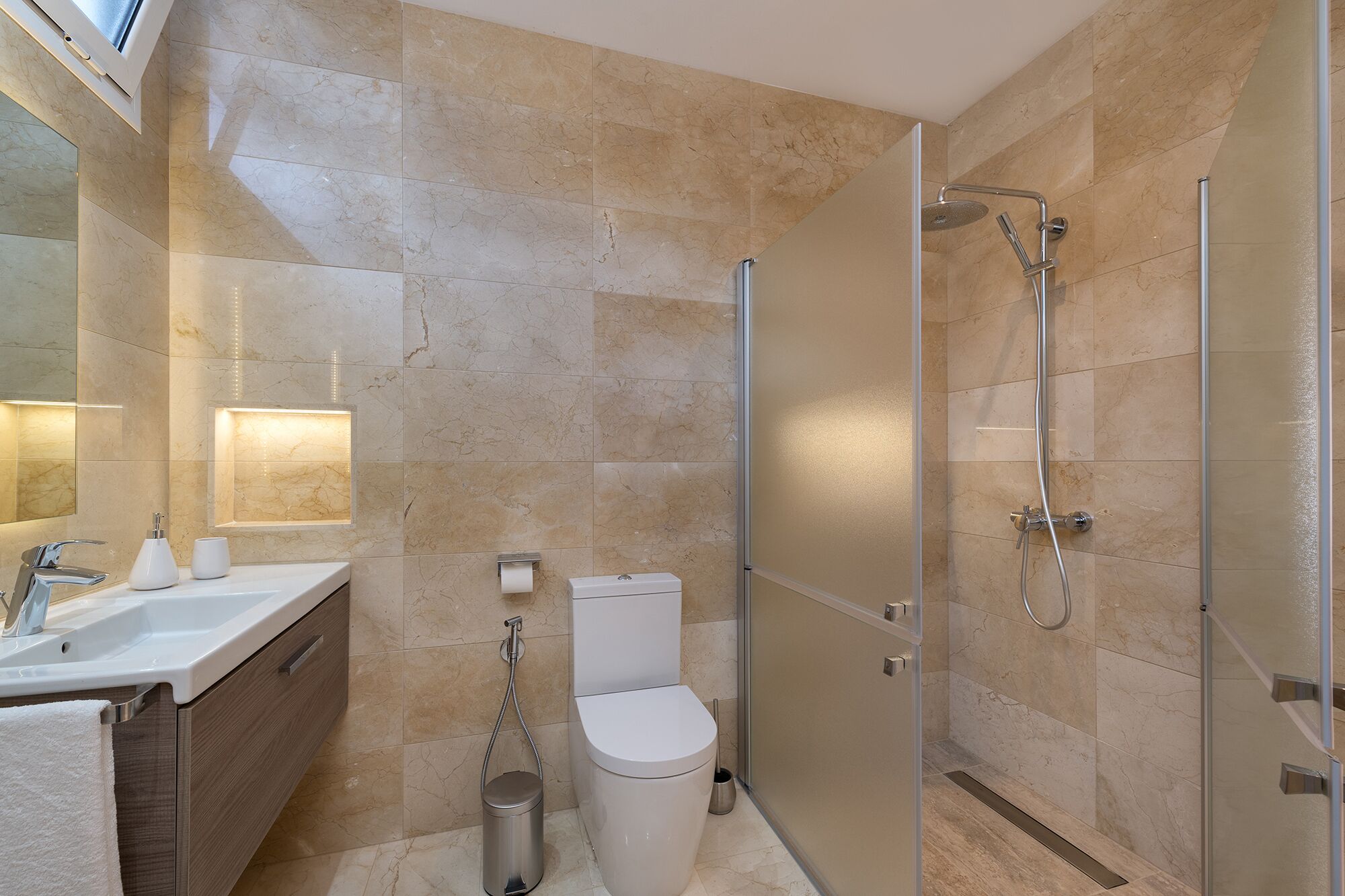 Shower, hair dryer, bidet, towels