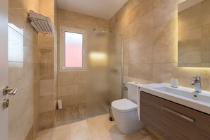 Dusche, Haartrockner, Bidet, Handtücher