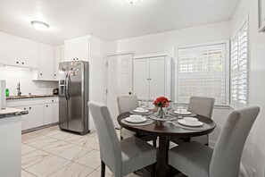 House | 4 bedrooms, Internet - Cozy Pasadena Home Steps From Rose Bowl w Parking (Pasadena)