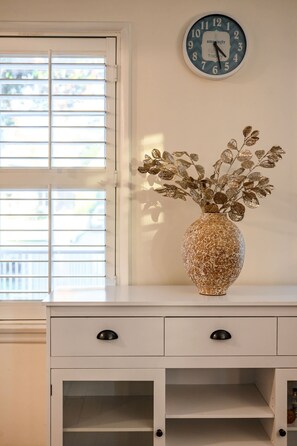 House | 4 bedrooms, Internet - Cozy Pasadena Home Steps From Rose Bowl w Parking (Pasadena)