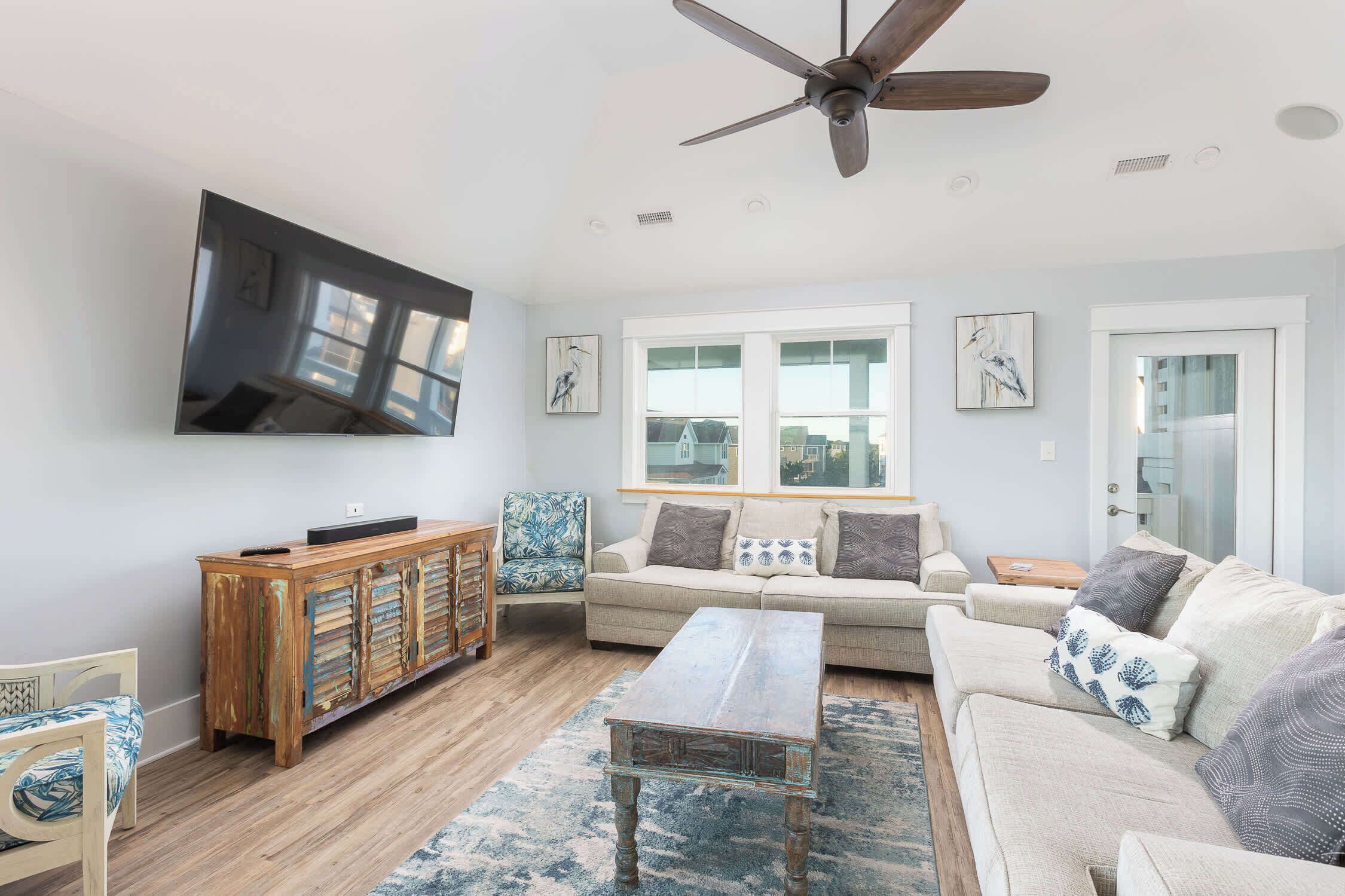 Télévision, chaîne hi-fi, espaces bureaux