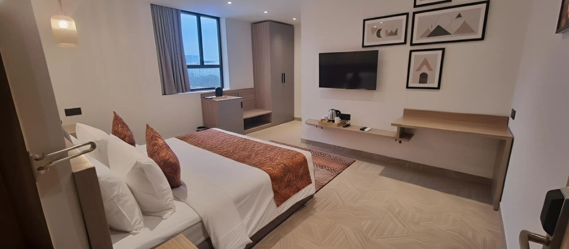 Luksus-enkeltværelse - 1 kingsize-seng | Skrivebord, arbejdsområde til bærbare computere, mørklægningsgardiner